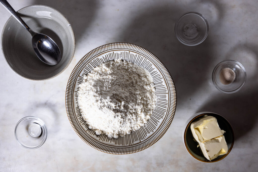 Alle Zutaten für den veganen Mürbeteig.