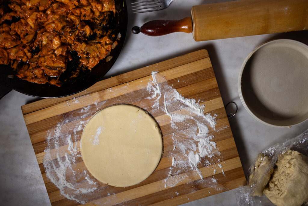 Ein Mürbeteigkreis auf einer Arbeitsplatte.