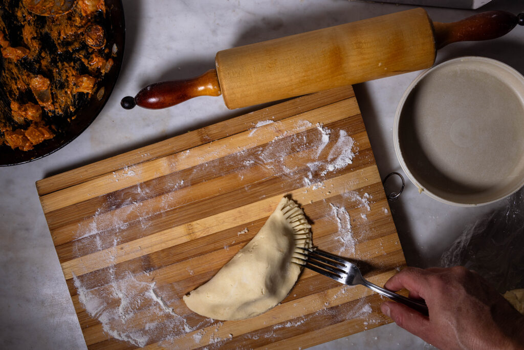 Eine vegane Mürbeteigtasche wird auf einem großen Holzbrett gefilmt.