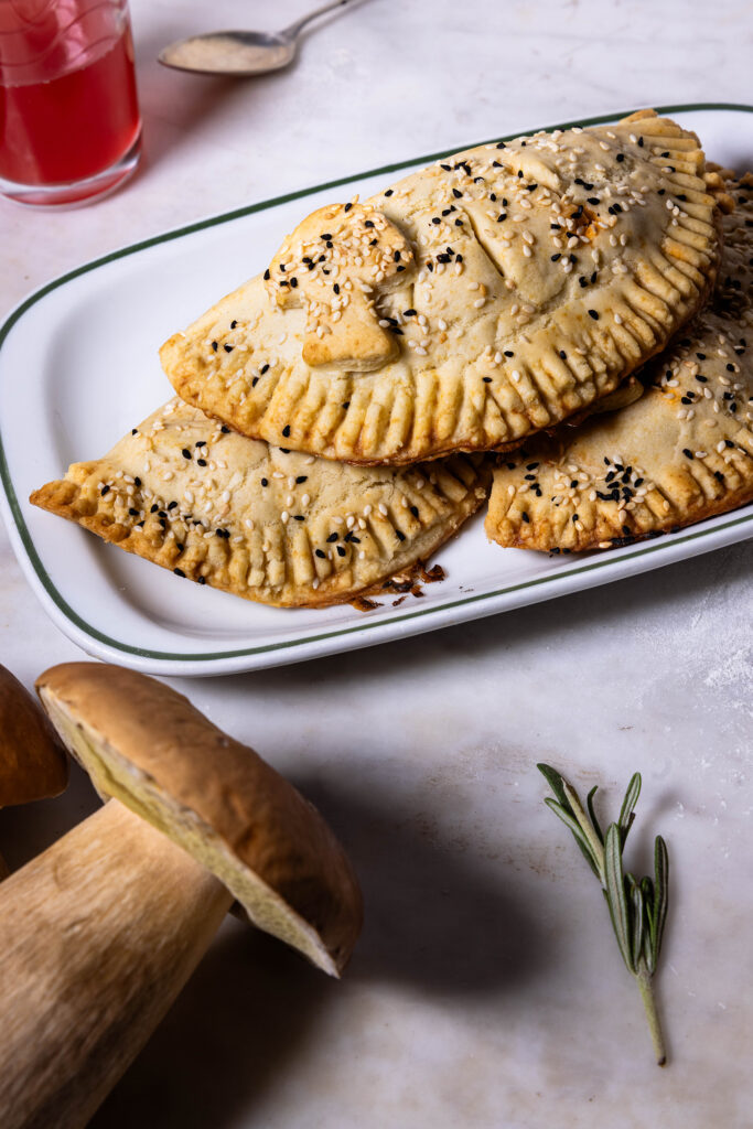 Hand Pies mit Waldpilzfüllung - herzhaftes Mürbegebäck