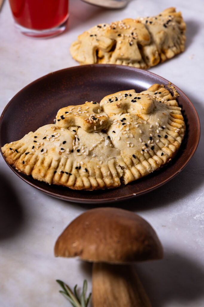 Hand Pies mit Waldpilzfüllung – herzhaftes Mürbegebäck
