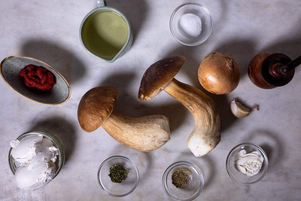 Alle Zutaten für die Waldpilzfüllung.