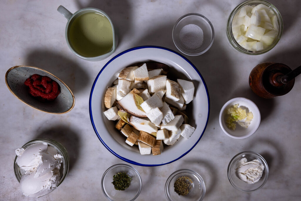 Alle Zutaten für die Waldpilzfüllung.