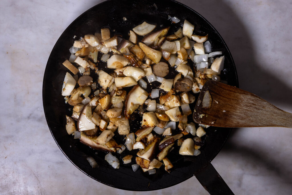 Pilze und Zwiebeln braten in einer Zwiebel.