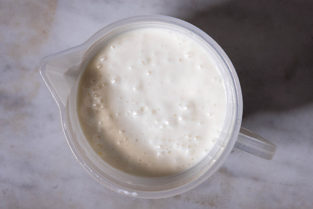 Vegane Mayonnaise in einem Messbecher.