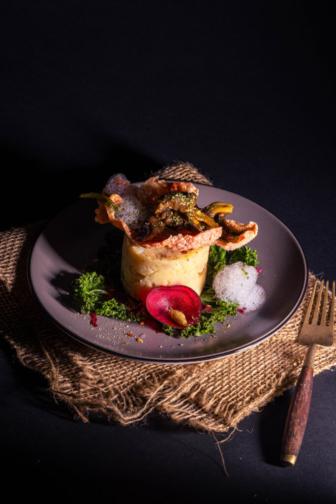 Minzluft auf Trompetenpfifferlingen und geräuchertem Topinambur-Quitten-Püree