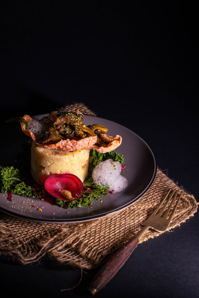 Minzluft auf Trompetenpfifferlingen und geräuchertem Topinambur-Quitten-Püree