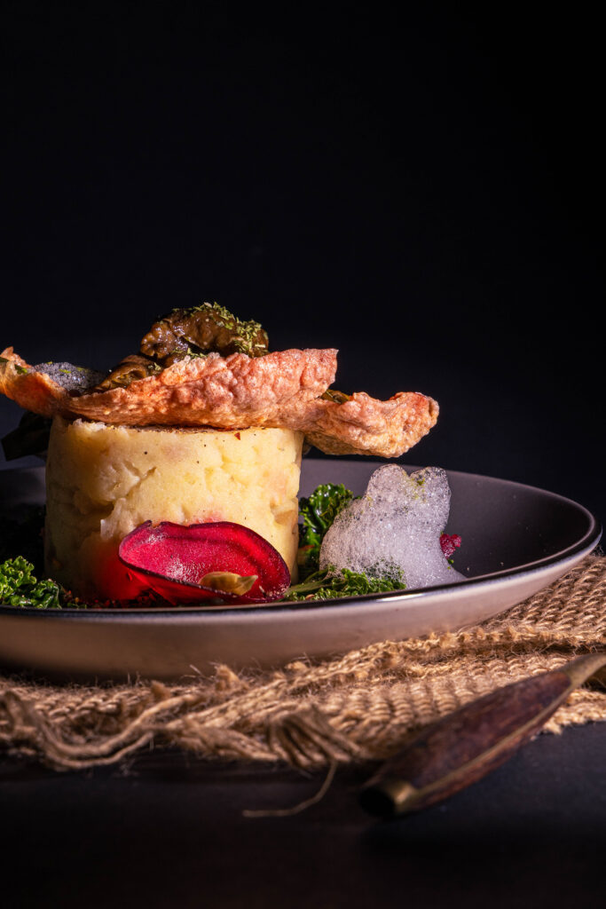 Minzluft auf Trompetenpfifferlingen und geräuchertem Topinambur