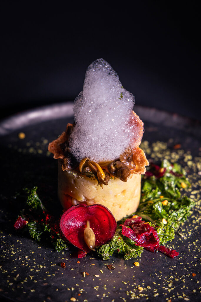 Minzluft eignet sich für süße und herzhafte Speisen. Hier mit Trompetenpfifferlingen, geräuchertem Topinambur-Quitten-Püree, Beete, Grünkohl, Bratensauce, fermentiertem Bärlauch und Bärlauchkapern.