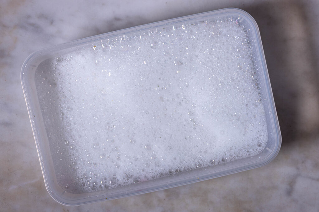 MInzluft, Minzschaum, in einer Schale.