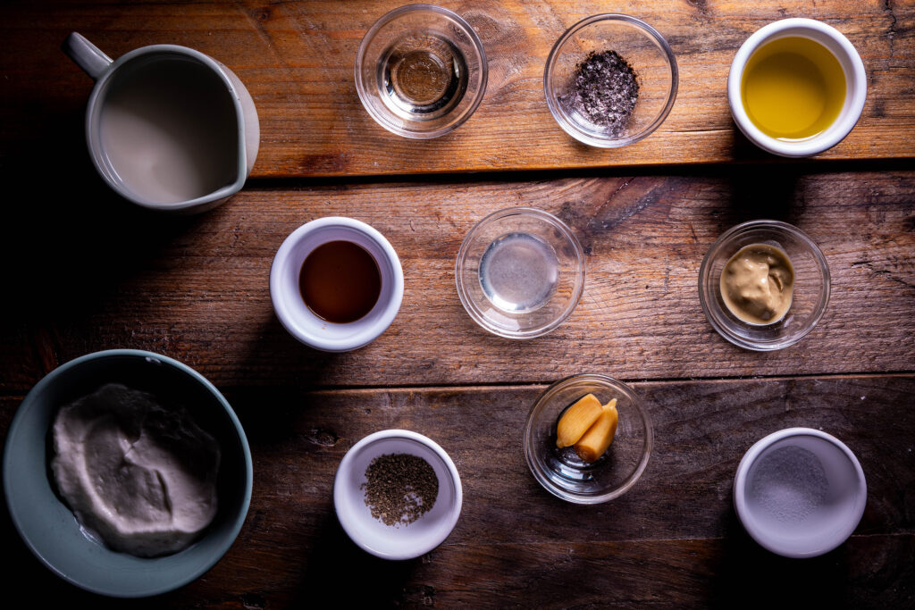 Alle Zutaten für das cremige Norialgen-Knoblauch-Dressing.
