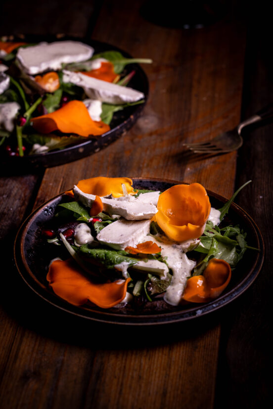 Orangebecherling-Salat - frisch und farbenfroh