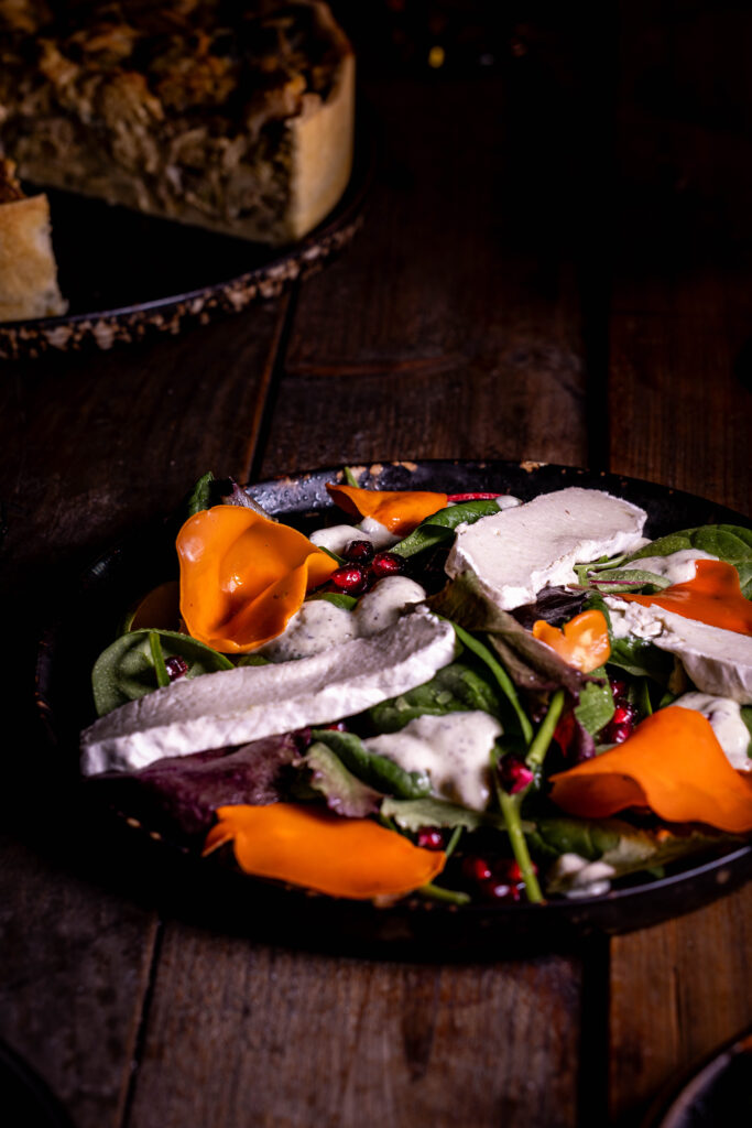 Orangebecherling-Salat mit selbstgemachtem, veganen Camembert aus Blumenkohl.
