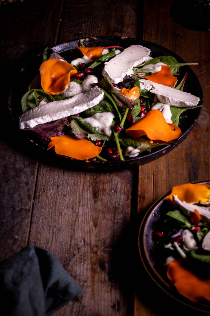 Orangebecherling-Salat auf zwei Tellern