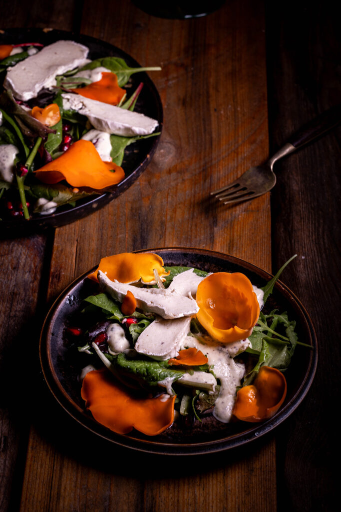 Orangebecherling-Salat - frisch und farbenfroh