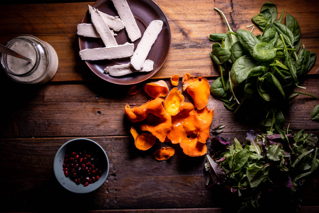 Alle Zutaten für den Orangebecherling-Salat.