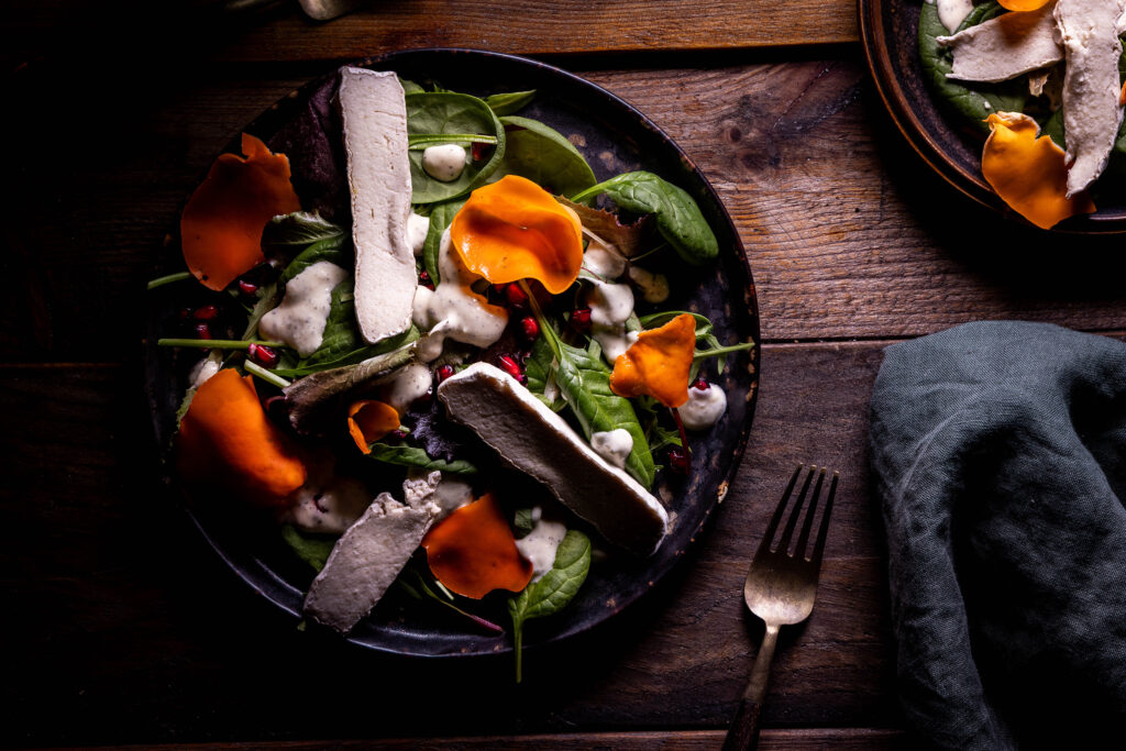 Orangebecherling-Salat auf zwei Tellern