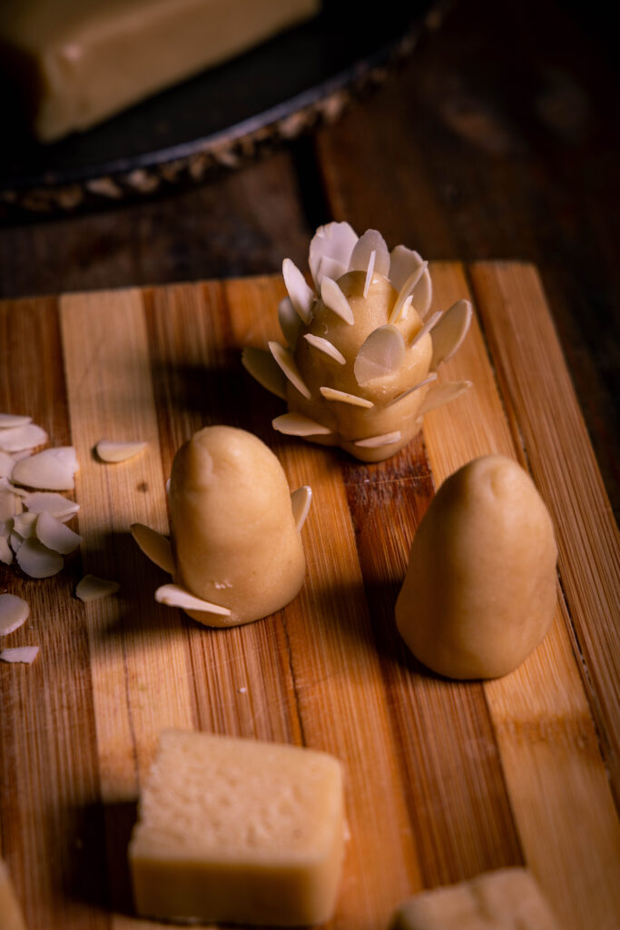 Marzipan wird zu Zapfen geformt und mit Mandelhobeln gespickt.