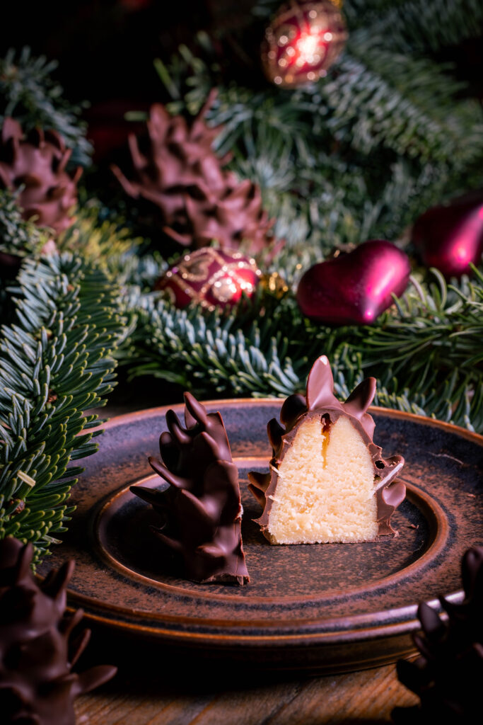 Schokozapfen – Marzipan-Tannenzapfen – angeschnitten auf einem Teller.