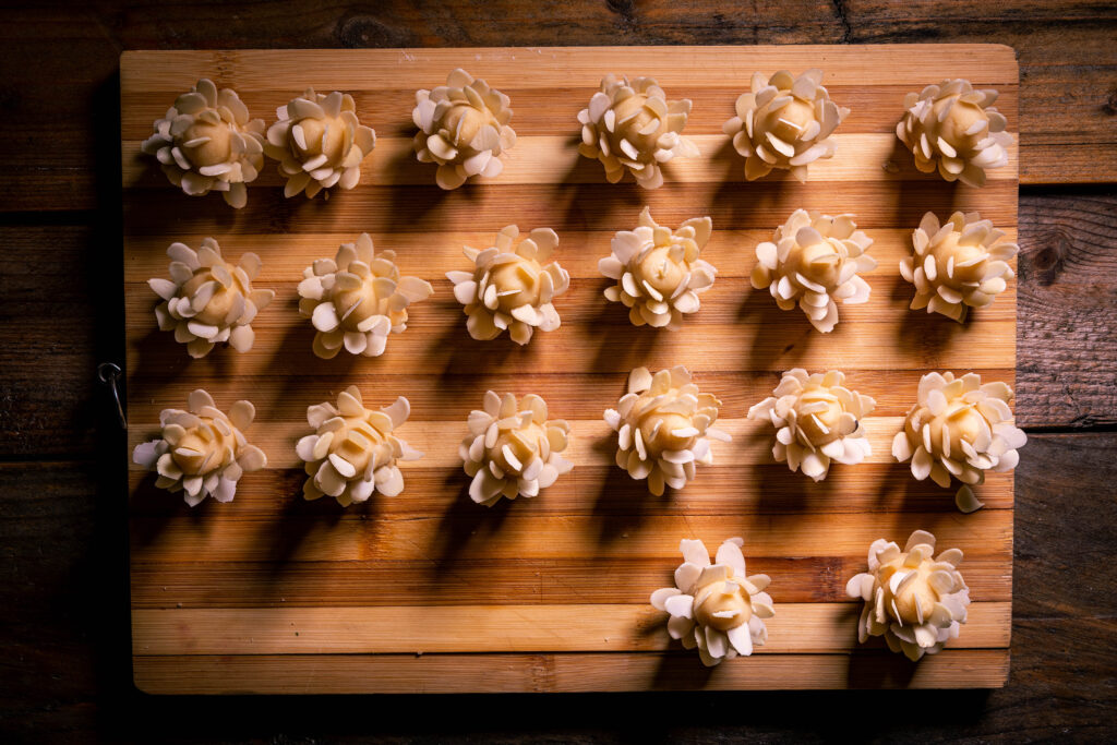 20 Marzipanzapfen, gespickt mit Mandelhobeln.