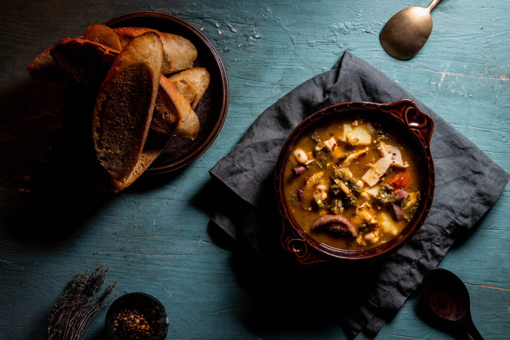 Grünkohleintopf mit weißen Bohnen und mit Steinpilzen, Trompetenpfifferlingen, Kuhröhrlingen, Krauser Glucke, Edelreizkern, Maronenröhrlingen und einigen Semmel-Stoppelpilzen.