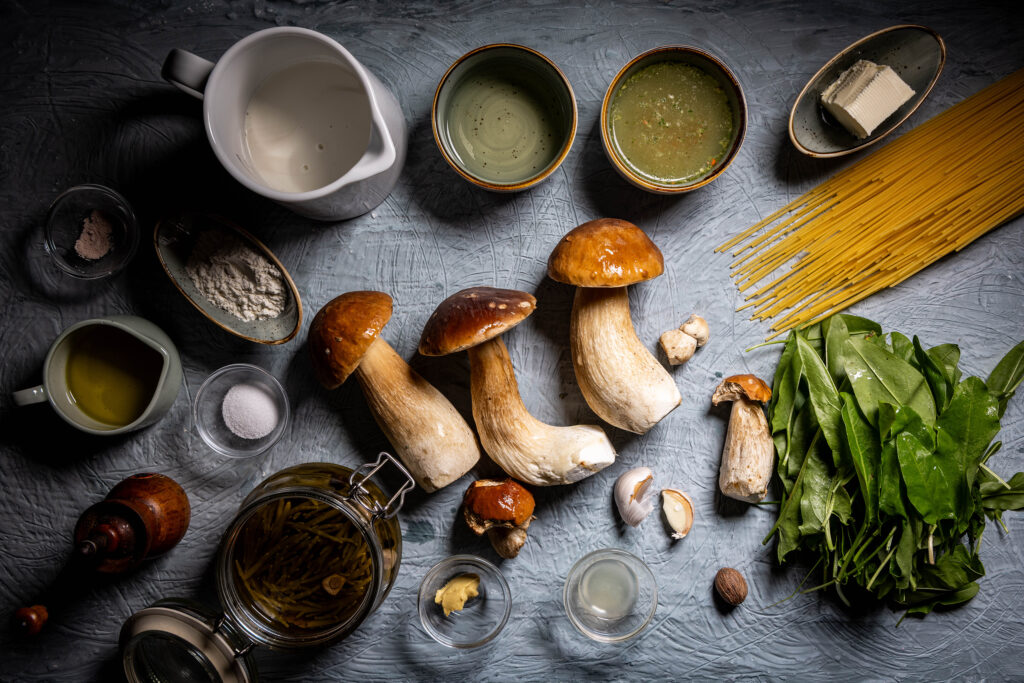 Alle Zutaten für Steinpilze und Queller auf Pasta in Sauerampfersauce.