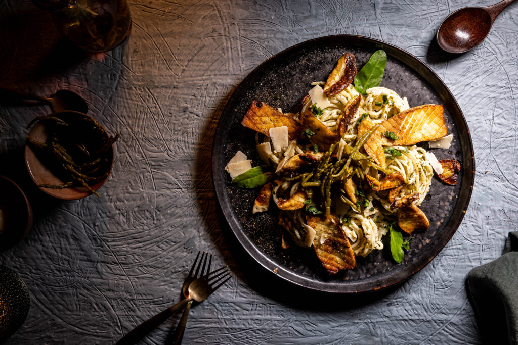 Edelste Steinpilze, fein würzig angebraten, treffen auf eingelegte Queller Pickles, auf Spaghetti in einer cremigen, säuerlichen Sauerampfersauce.