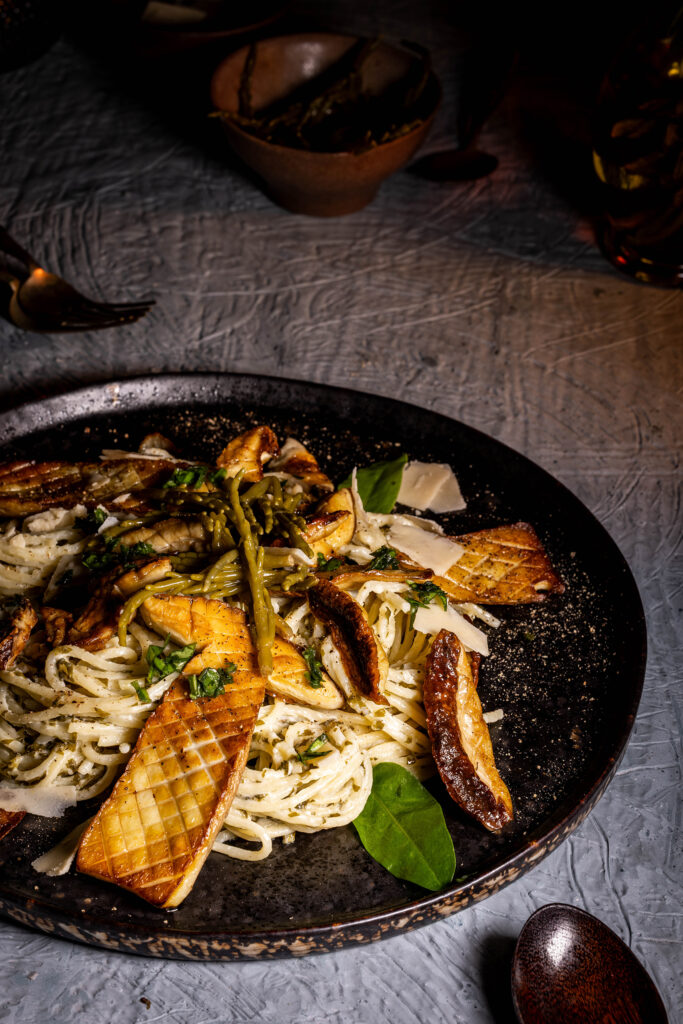 Steinpilze und Queller auf Pasta in Sauerampfersauce