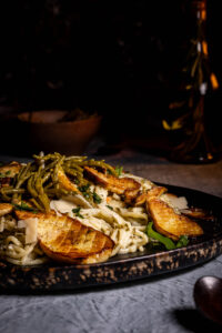 Steinpilze und Queller auf Pasta in Sauerampfersauce