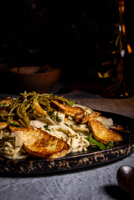 Steinpilze und Queller auf Pasta in Sauerampfersauce