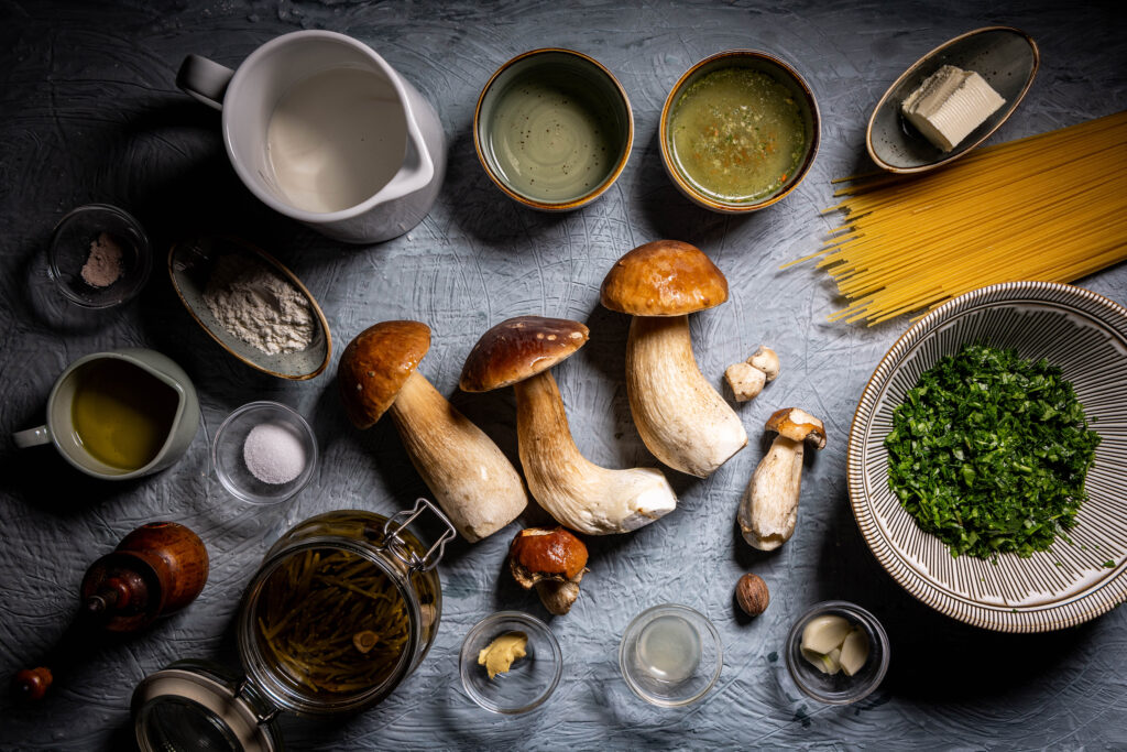 Alle Zutaten für Steinpilze und Queller auf Pasta in Sauerampfersauce.