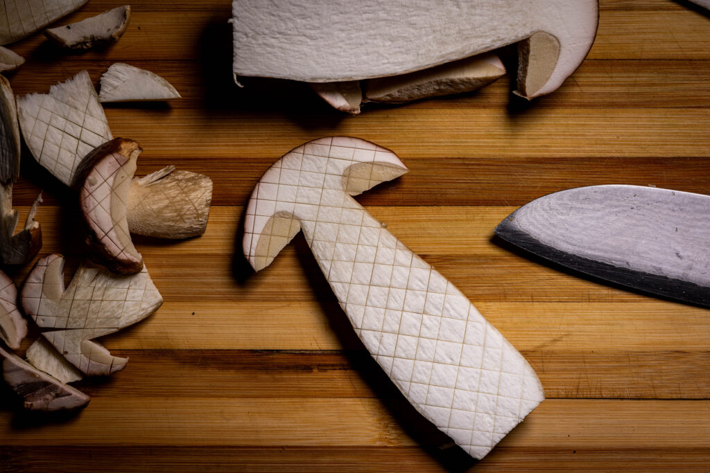 Die Steinpilze, in Scheiben geschnitten und kreuzförmig angeritzt.