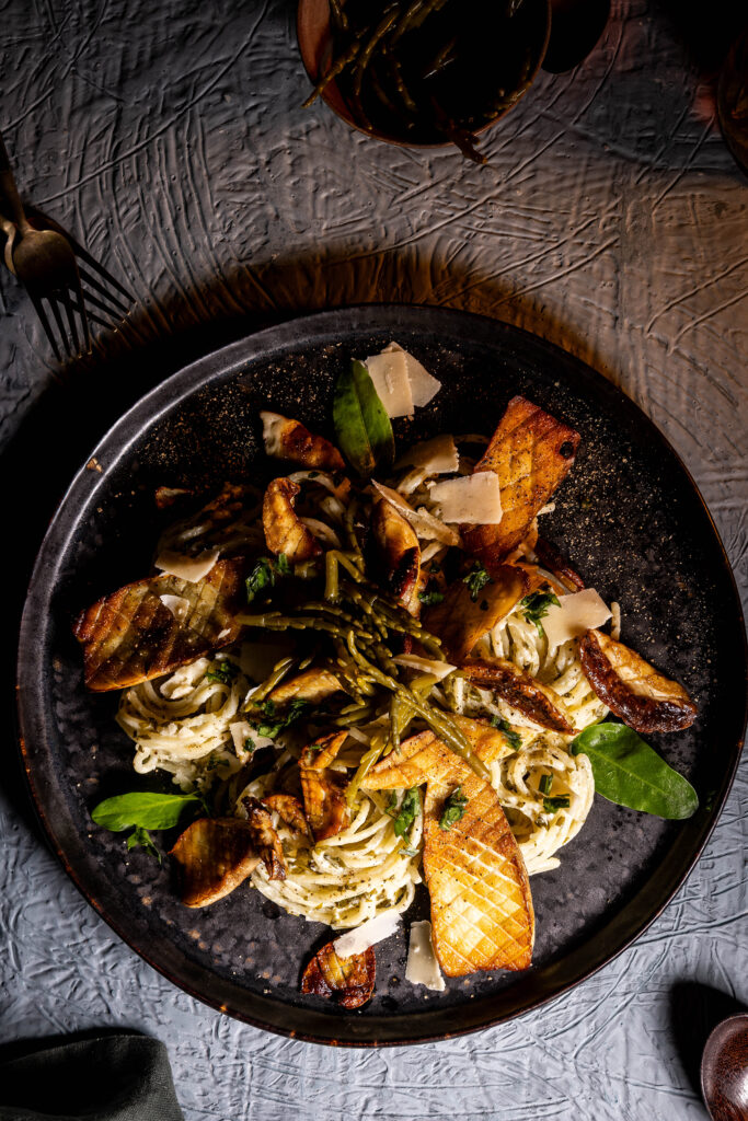 Steinpilze und Queller auf Pasta in Sauerampfersauce