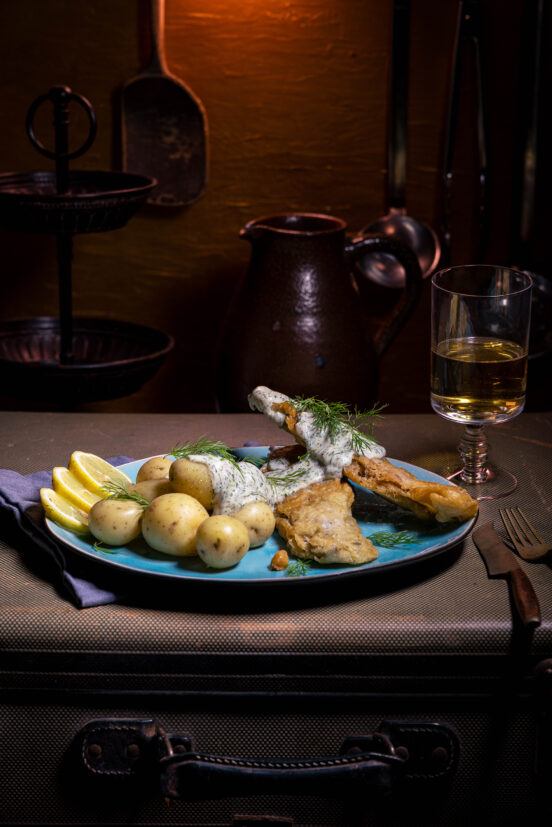 Visch, veganer Fisch, mit Dillsauce und Kartoffeln