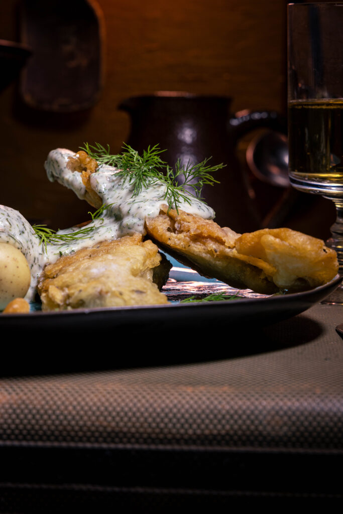 Visch, veganer Fisch, mit Dillsauce und Kartoffeln