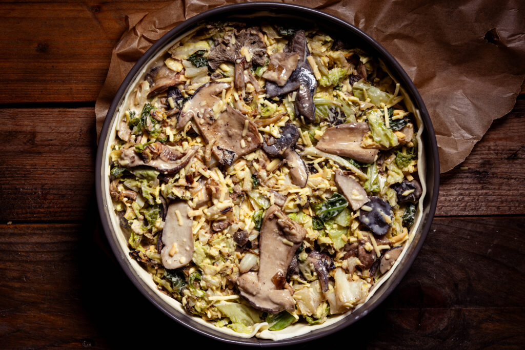 Eine rohe Waldpilz-Qirsing-Quiche.