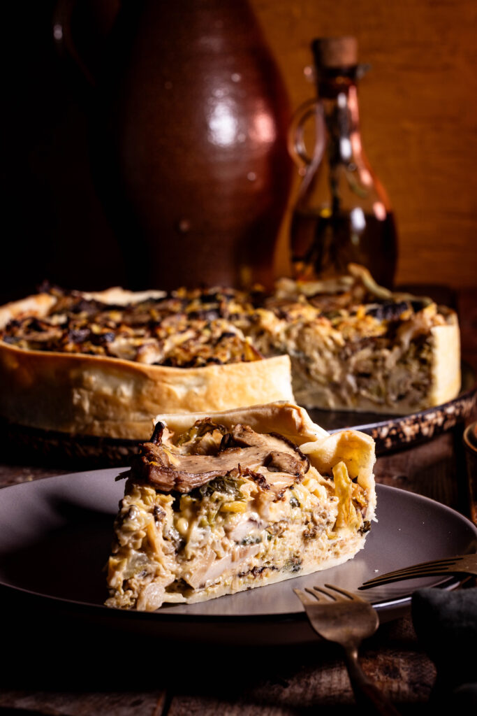 In goldbraunem Teig gebettet, ist meine Waldpilz-Wirsing-Quiche außen knusprig, innen saftig und cremig.