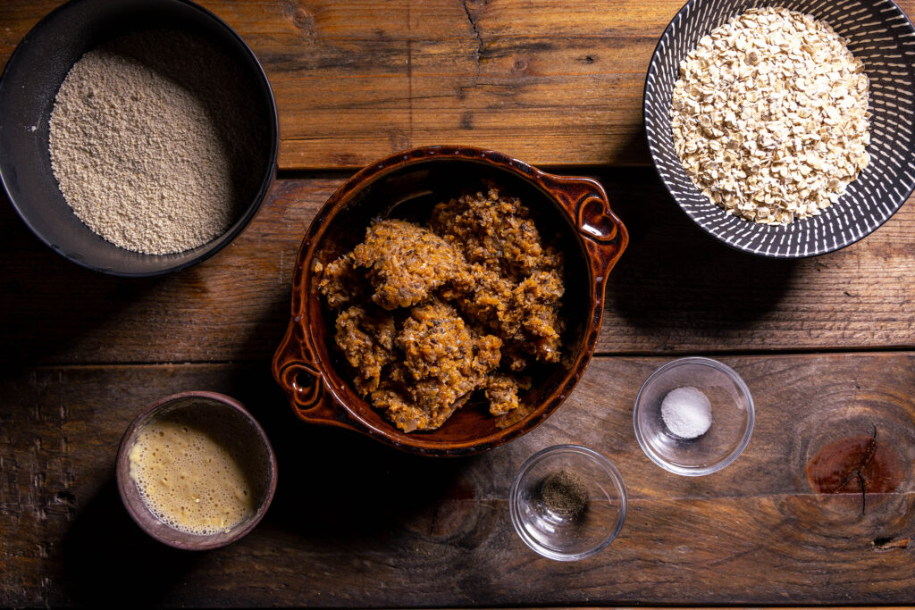 Alle Zutaten für die veganen Frikadellen oder Patties aus Bratensaucenresten.