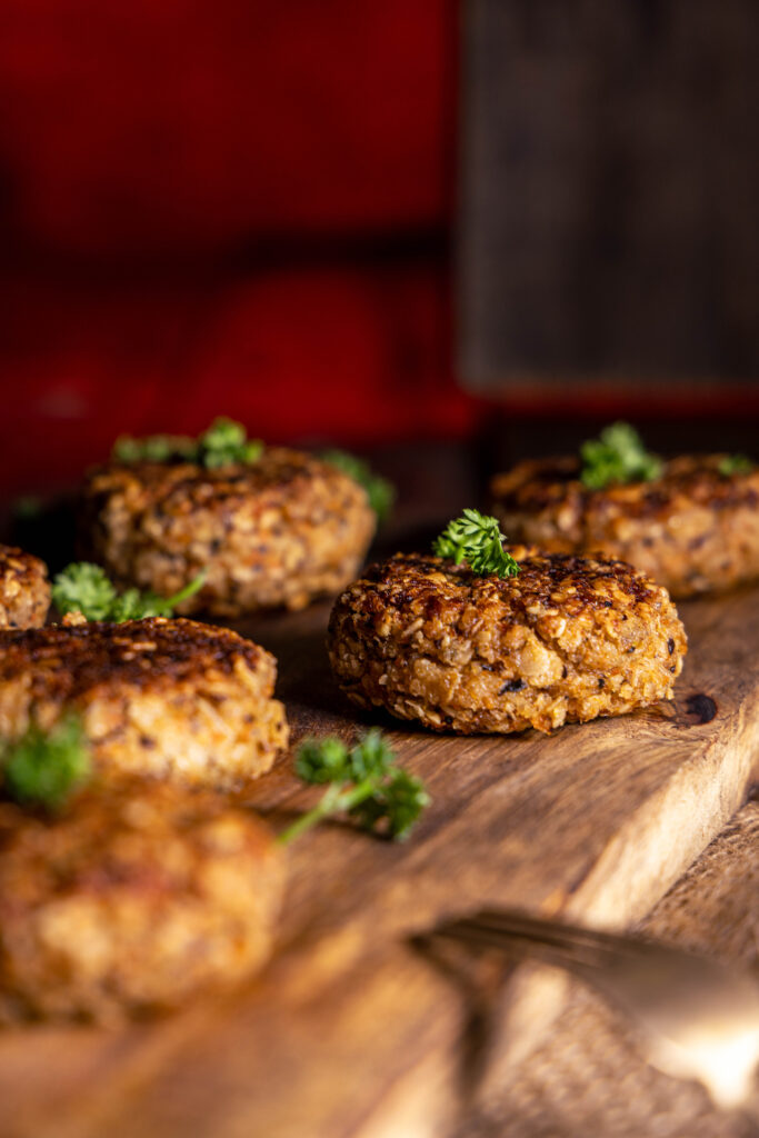 Zero Waste Bouletten - aus Bratensaucentrester - auf einem Holzbrett