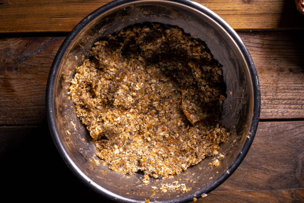 Vegane Boulettenmasse in einer Schüssel.