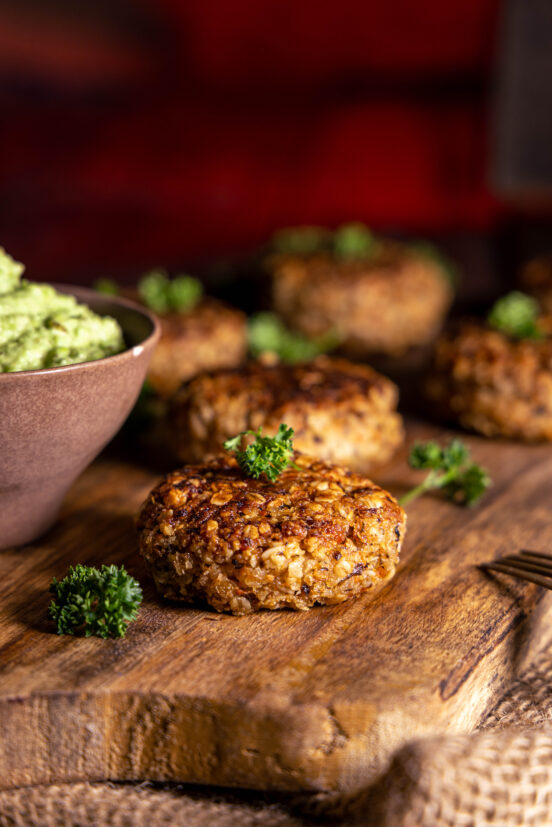 Zero Waste Bouletten - aus Bratensaucentrester - auf einem Holzbrett mit einer Schale grünem Dip