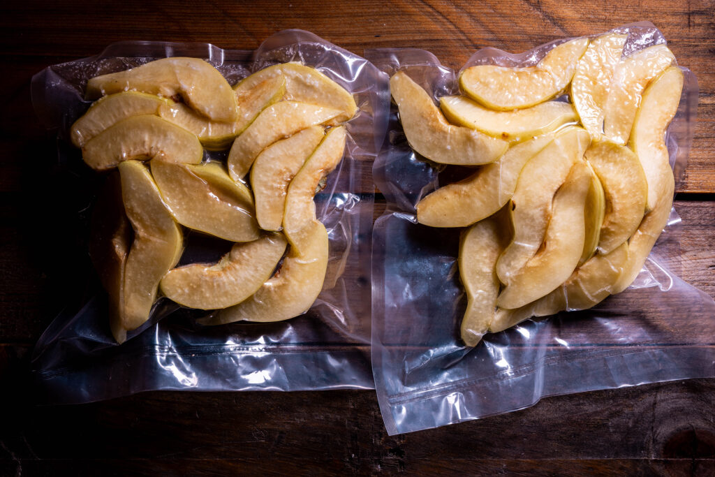 Quittenschnitze mit etwas Salz vakuumiert eingeschweißt für eine Laktofermentation.