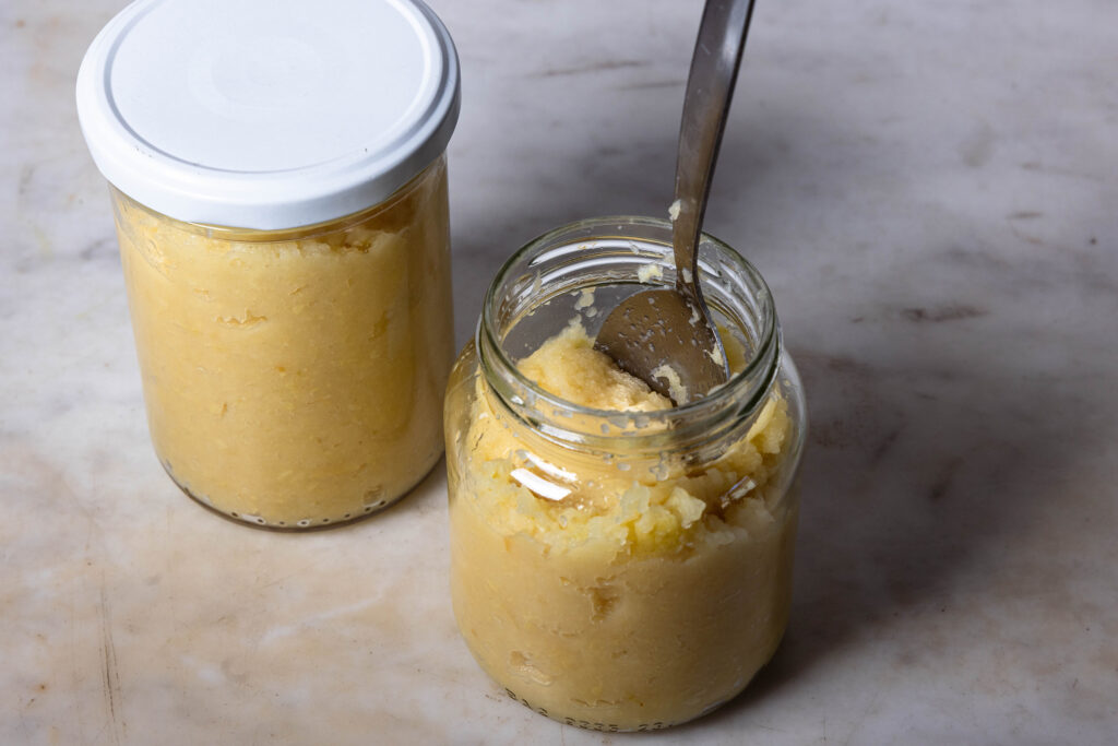 Fermentierte Quitten, püriert in Schraubgläsern.