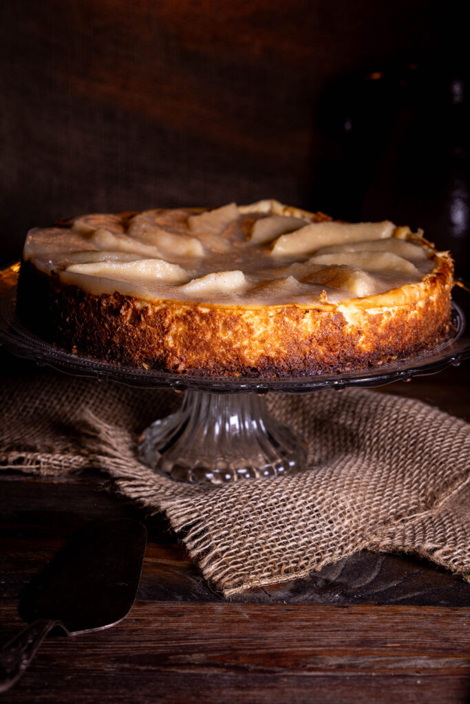 Veganer Käsekuchen mit fermentierten Quitten, ganz, auf einer Etagere