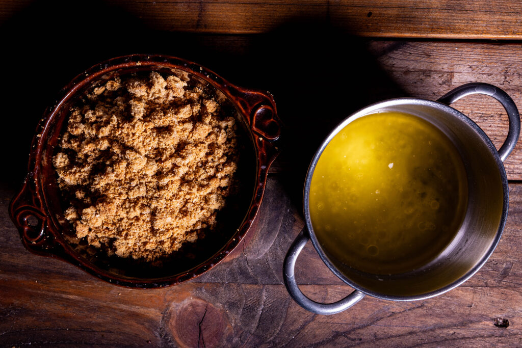 Geschmolzene vegane Butter und zerkrümelte Haferkekse.