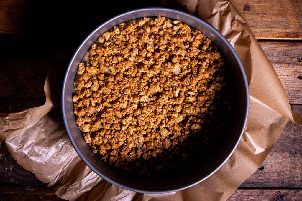 Ein Haferkeksboden in einer Springform.