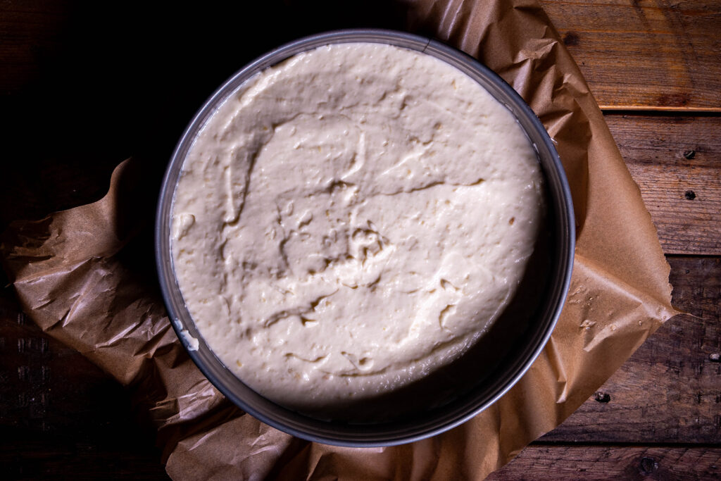 Ein roher, veganer Käsekuchen in einer Springform.