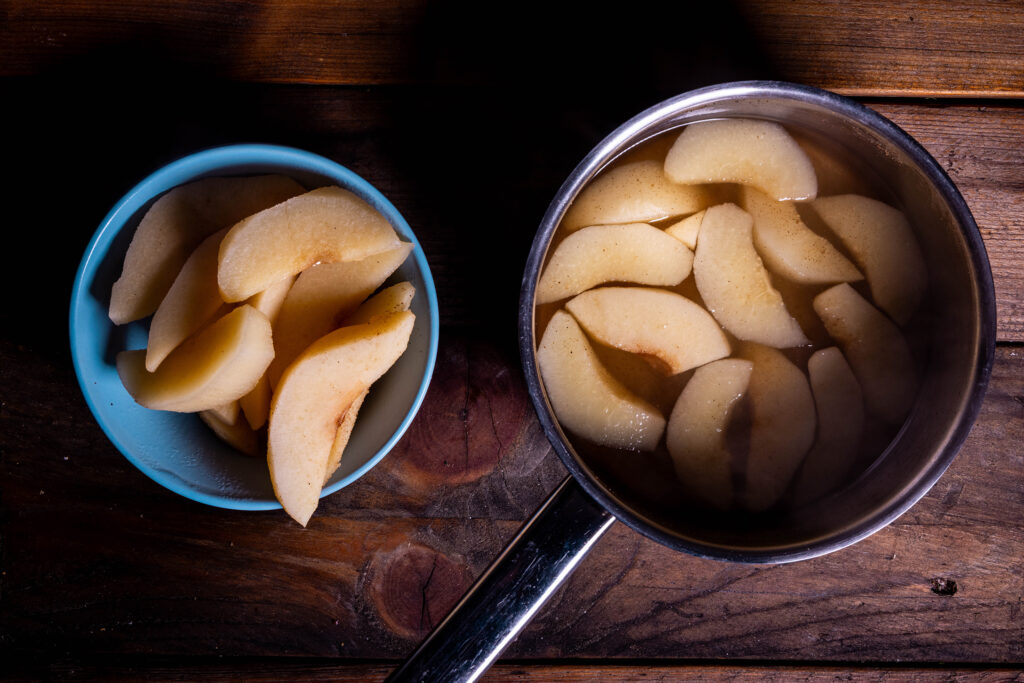 Eingekochte Quittenschnitze.