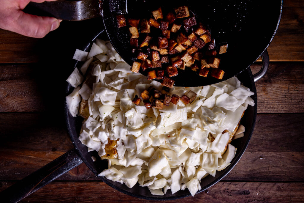 Kohl und Räuchertofu in einer Pfanne.