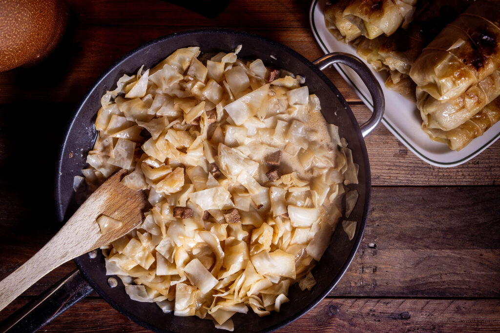 Eine Pfanne mit Kohlrouladensauce.